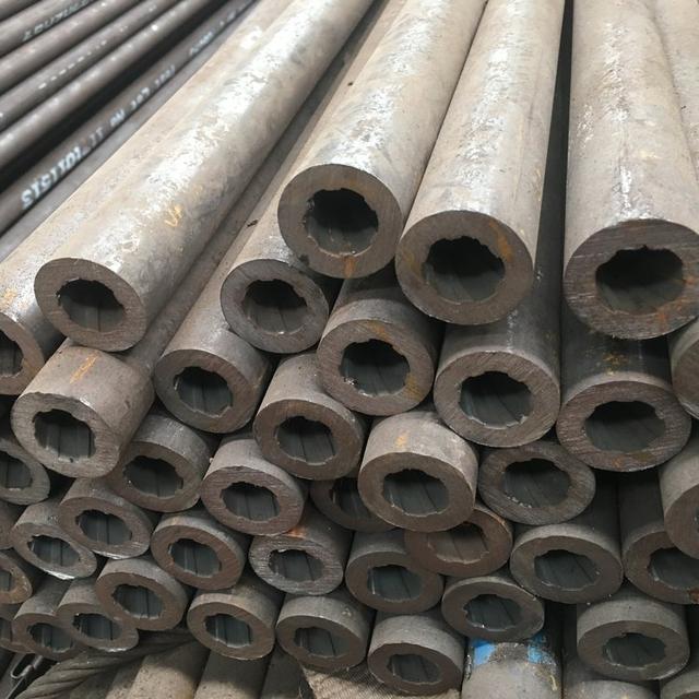 材质：SA-210C规格：63.5×7.5 4根一排，鳞片宽度12.7mm厚度6mm管排总长度12米，内螺纹8个头） 管材需正偏差，带500米密封