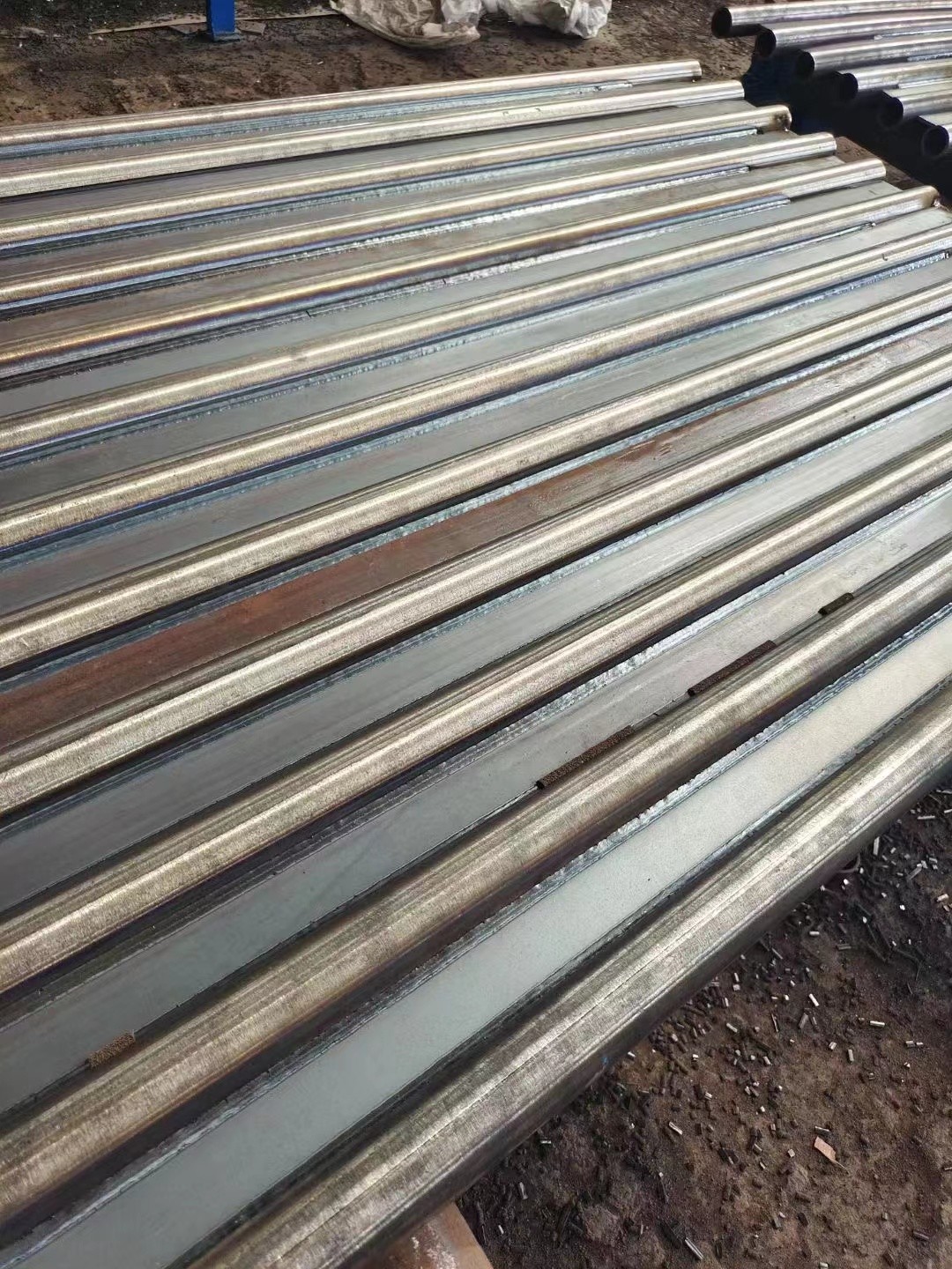 Φ38.1×7.5 SA-213T2 每件9根水冷壁管一排，长12米，管节距50.8mm,鳍片连接，鳍片为膜式扁钢厚δ6.4㎜，材料为15CrMo，采用双面坡口焊接型式